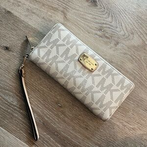MICHEAL Kors Wristlet